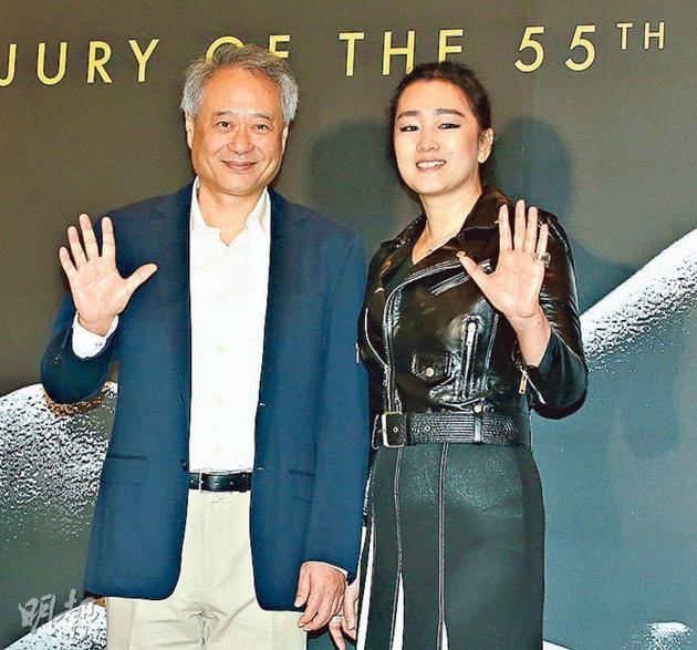 巩俐(右)以评审团主席身份与导演李安(左)出席金马奖记者会