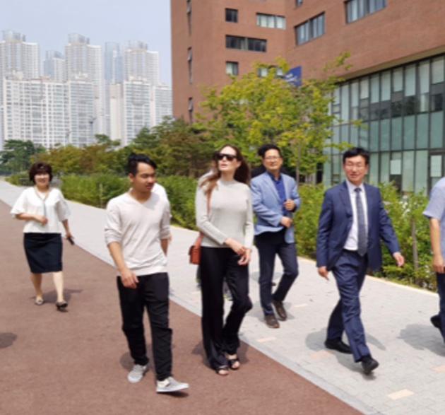 朱莉送Maddox就读,图片来自延世大学