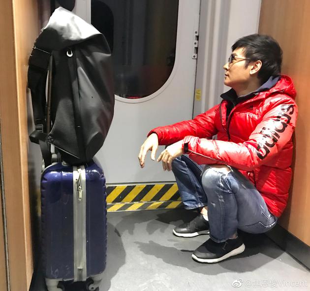 演员焦恩俊也曾没有买到过座位票,蹲坐在车厢过道角落。