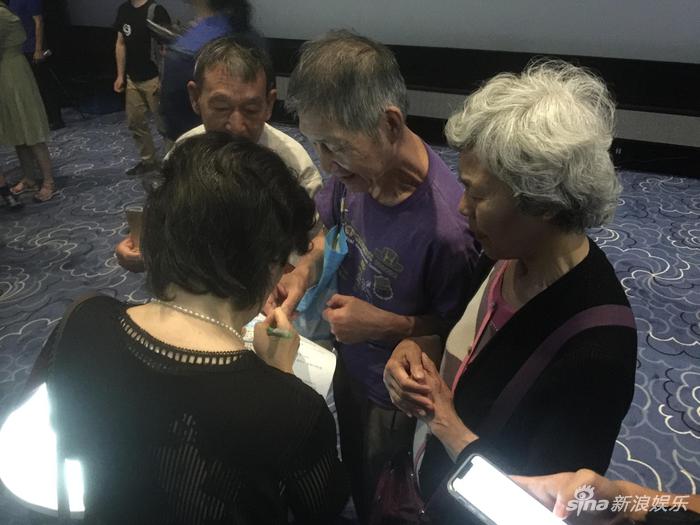 一对老夫妇郑重地感谢了顾卫芳,请她在票根上签名