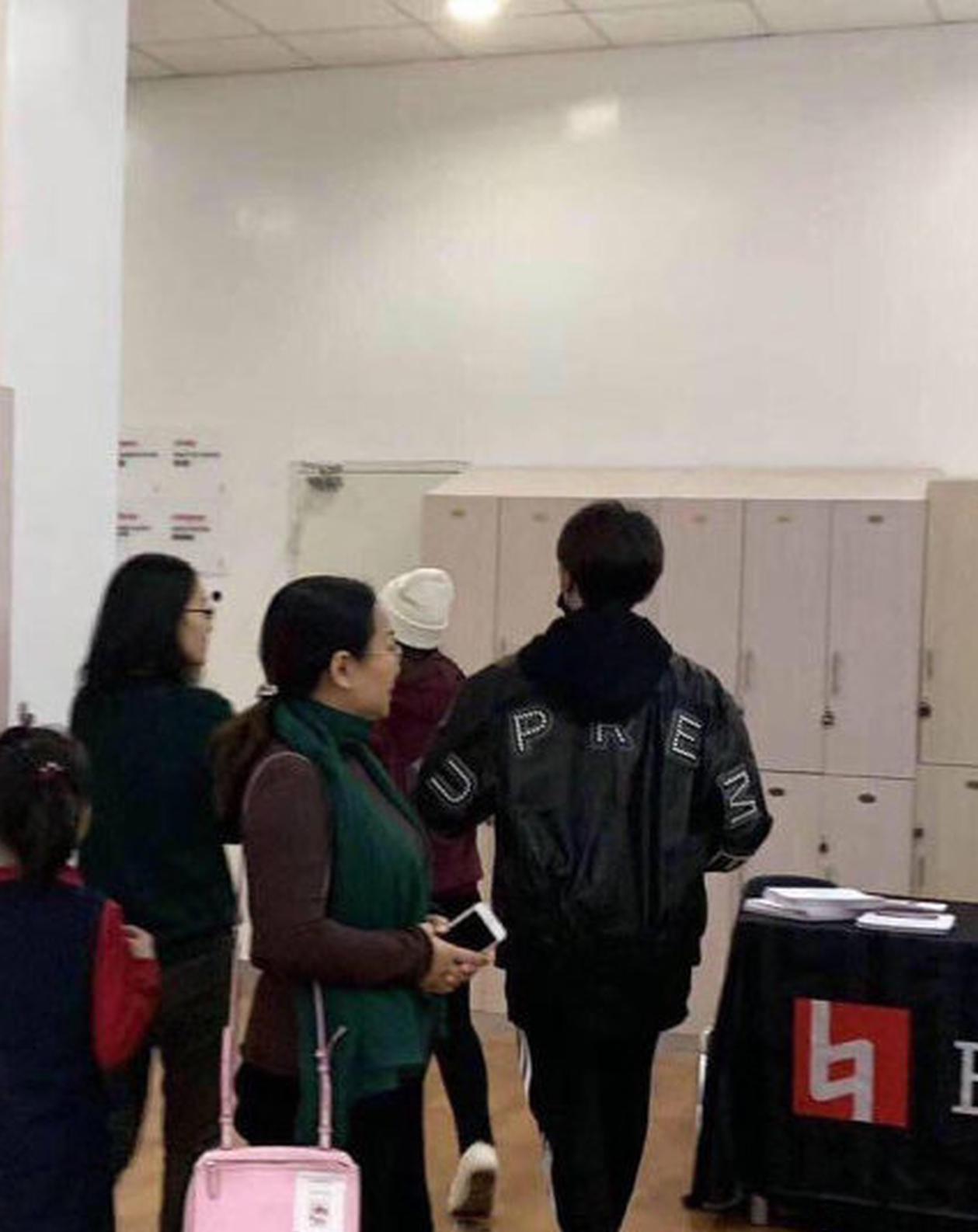 网曝网友偶遇王源参添伯克利面试