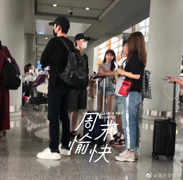 网曝朱一龙白宇机场同框 两人齐齐口罩遮面包裹严