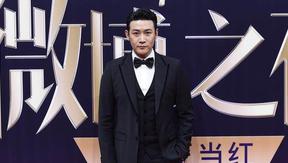陆毅黑西装干练亮相
