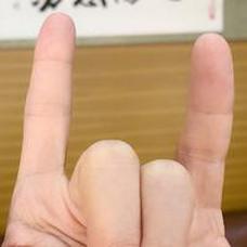 何炅比出经典手势送别前辈李咏