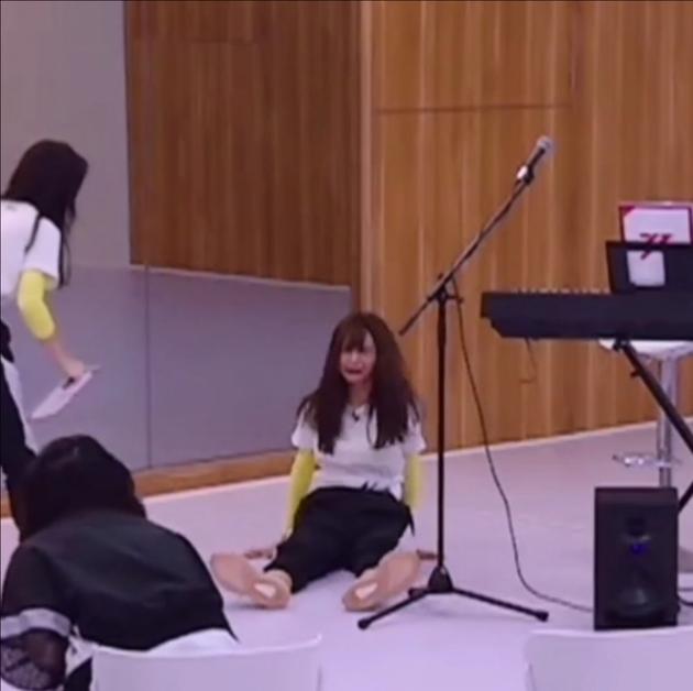 沈梦辰绿洲晒与金晨斗舞摔跤片段 笑称摔出了C位