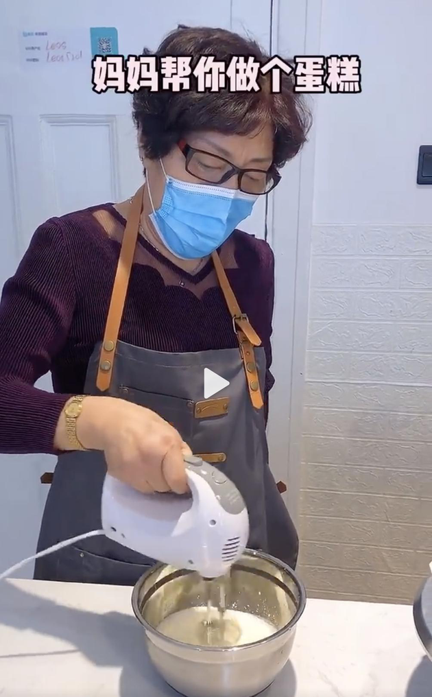 妈妈为乔任梁庆冥诞亲手做蛋糕