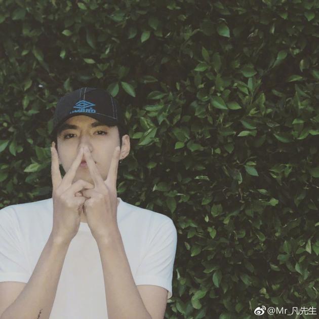 吴亦凡双手比V
