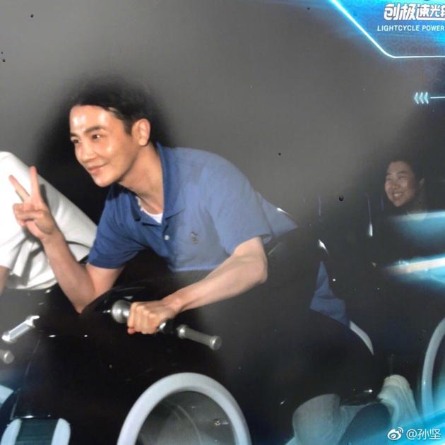 孙坚玩过山车仍保持好仪态 身后同事表情亮了!