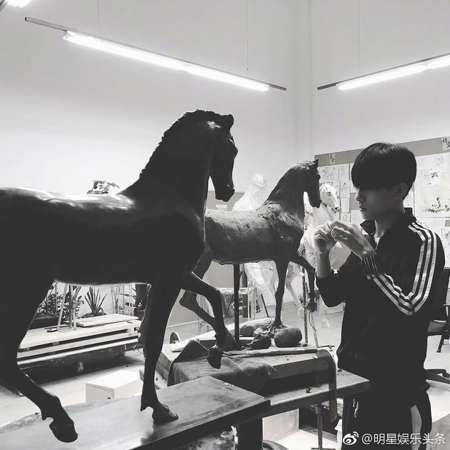 易烊千玺学习雕塑。