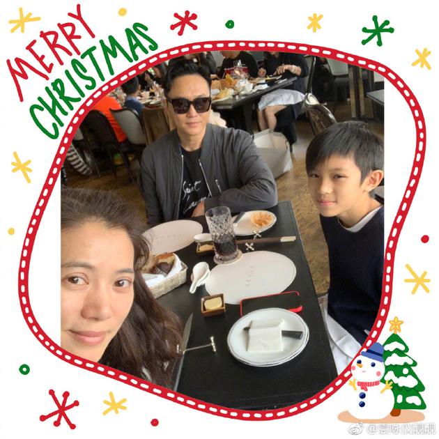 袁咏仪一家人合体庆圣诞 张智霖室内戴墨镜被