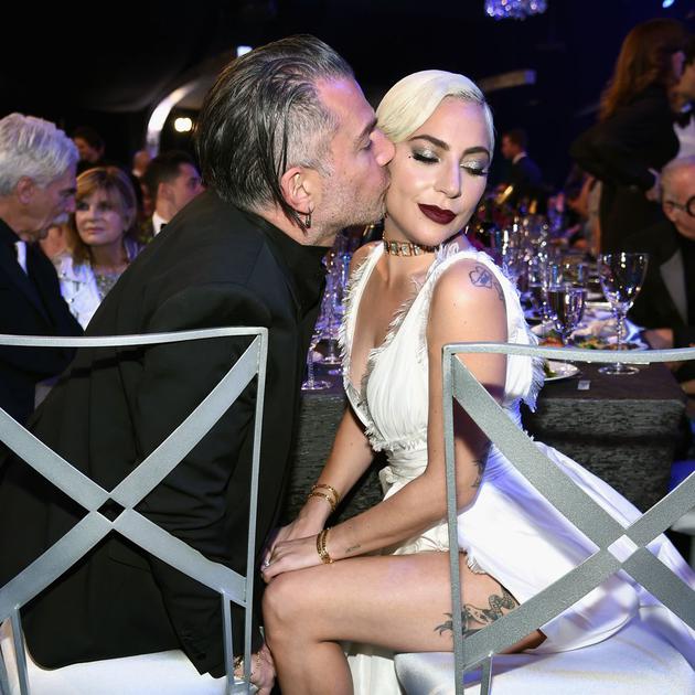 Lady Gaga和男友狂撒狗粮