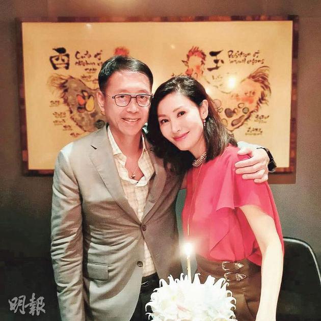 感情好!李嘉欣穿透视装与许晋亨牵手树下漫步