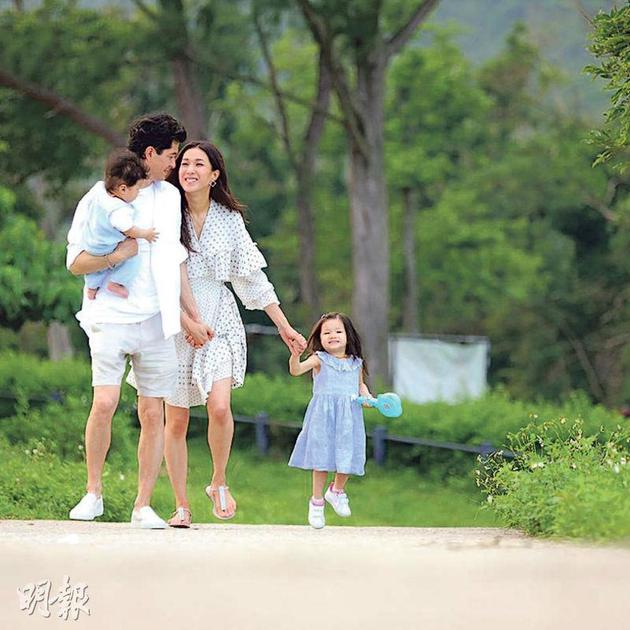 钟嘉欣全职照顾子女,她说绝对考验耐性和EQ