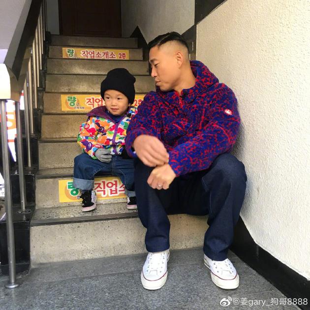 姜gary与儿子搞怪合影 关心疫情为武汉加油