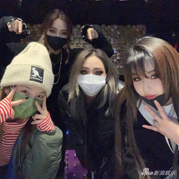 2NE1合体为CL庆祝生日 四成员感情深有望重组活动