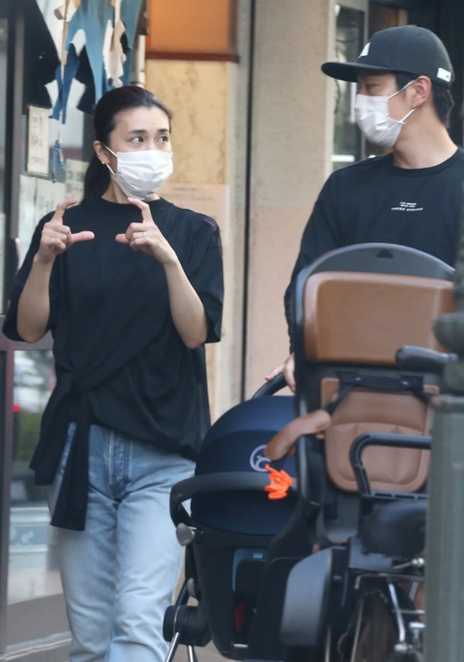 竹內結子與中林大樹一起推嬰兒車外出購物被拍2
