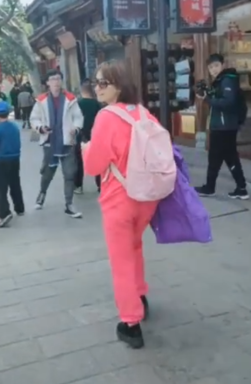 疑似工作人扛着机器在跟拍