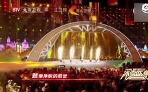 视频：北京跨年汪峰深情演唱《勇敢的心》 被调侃自带加湿器