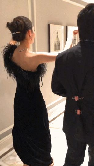 吉娜郎朗穿情侣装一同工作 一路哼歌心情美丽