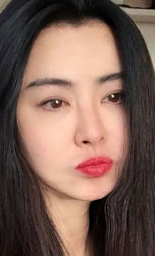 王祖贤晒照并配文:“我在啊~”