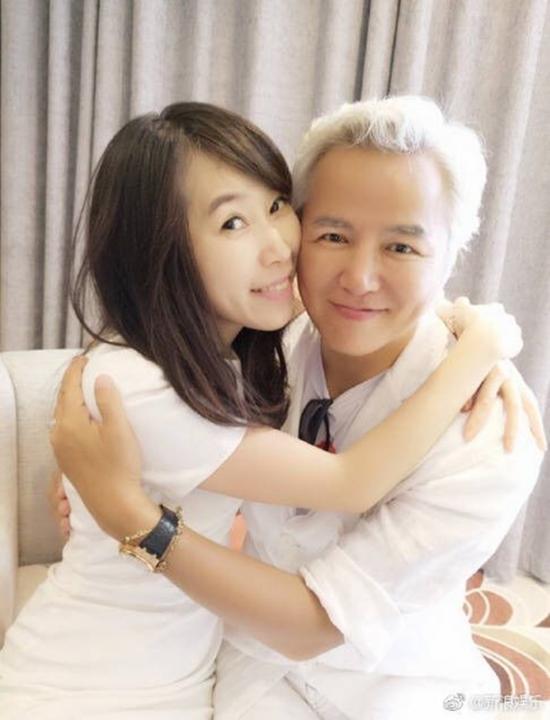 林瑞阳与陌生女子的亲密合照。