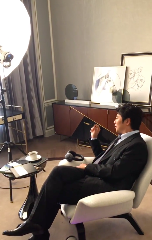 郎朗吉娜全黑look合體拍攝