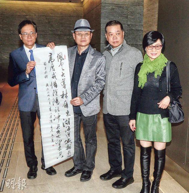 邓英敏(左二)跟训练班同学,用林岭东生前作品名字串成一首诗,表达对林导一点心意。