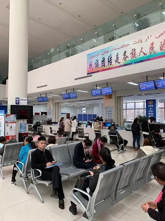 霍尔果斯税务大厅 摄影：张永迪
