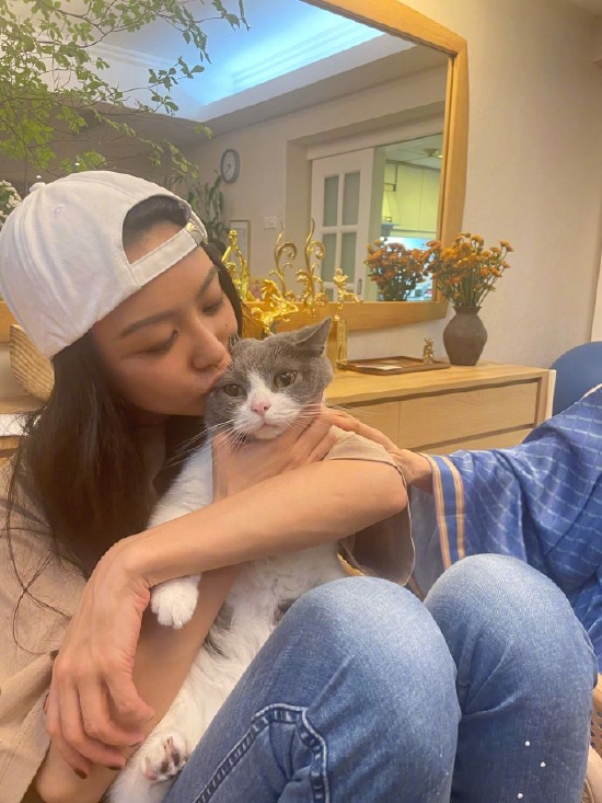 薛凯琪抱齐溪宠物猫