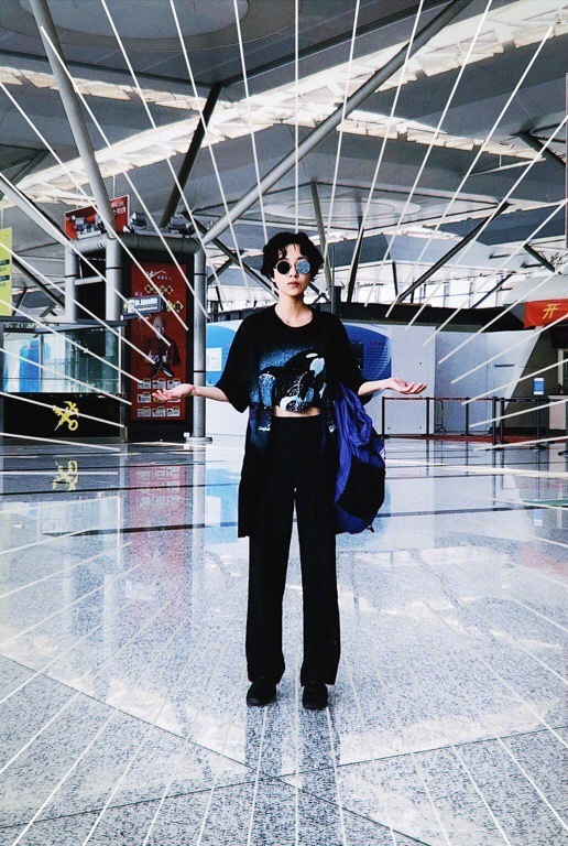 郭采洁一身黑衣很酷炫