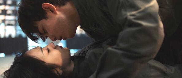 18岁吴磊献“地咚之吻” 粉丝抗议：阿妈不允许