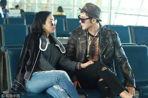 钟丽缇手搭张伦硕大腿秀恩爱