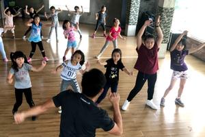 多才多艺！neinei跳完街舞做汤圆