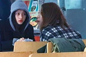 北电开学关晓彤现身食堂被花式偷拍