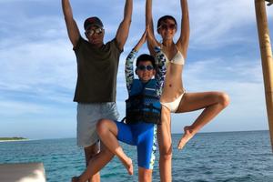 胡军庆生曝全家福 16岁女儿长腿抢镜