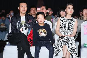 黄圣依带儿子亮相 老公杨子台下陪伴