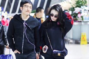 邹市明夫妇机场例牌秀恩爱