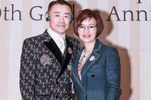 周立波庭审前夕与妻子合体亮相