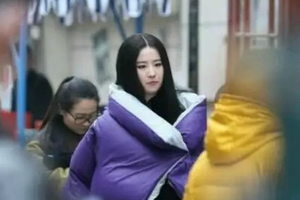 《南烟斋》路透 图糊挡不住刘亦菲的美