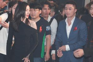 张天爱性感露肩 霍建华目不斜视