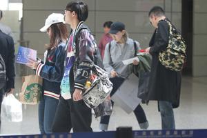 张靓颖现身机场与丈夫冯珂前后分开行