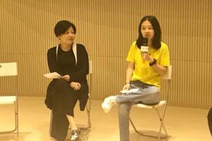李咏15岁女儿参加讲座气场强获哈文陪同