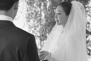 崔智友公开婚纱照超浪漫 新郎只露背影