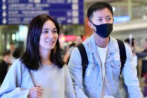 合体撒糖！韩庚卢靖姗机场秀恩爱