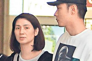 张丹峰陪洪欣逛街贴身保护