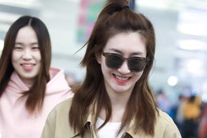 江疏影扎丸子头手捧鲜花笑容甜