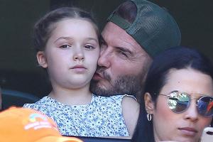 小贝携全家看球不时亲小七圆脸