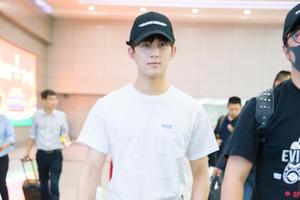 吴磊白T休闲裤深夜现身机场 少年感max