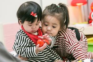 咘咘波妞姐妹装萌化 有爱飞吻贾静雯