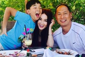 温碧霞与老公儿子度假 一袭红裙美艳